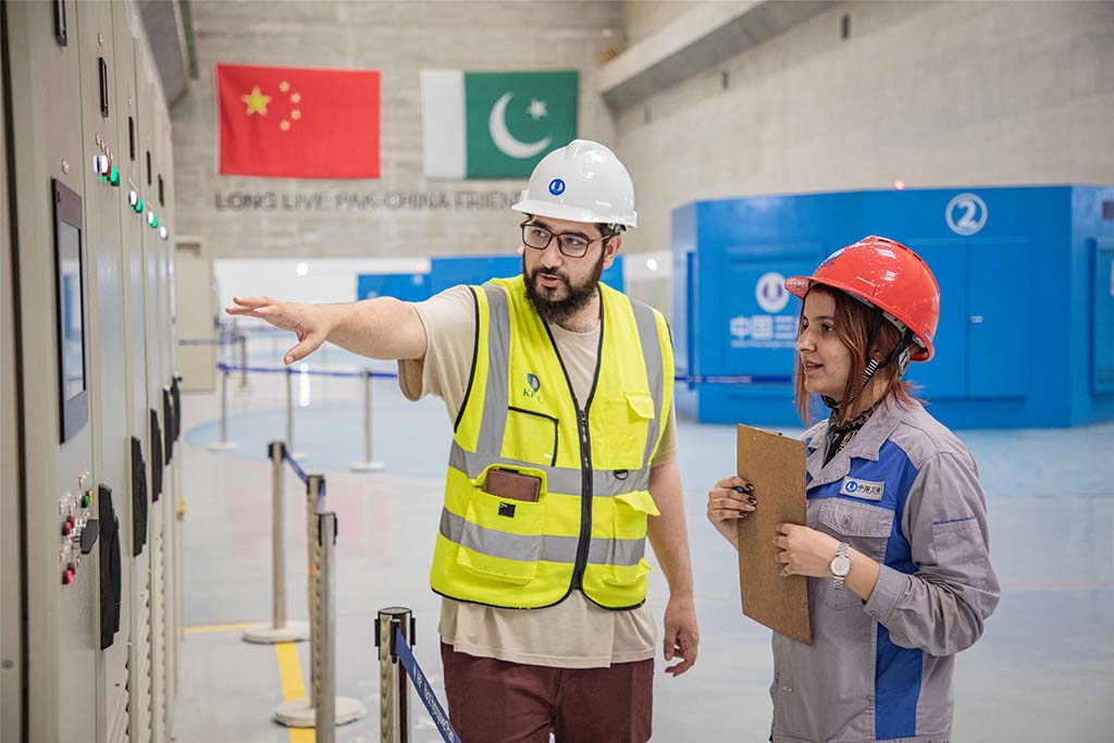 7月14日，巴方工作人員在卡洛特水電站-地下電廠檢查數(shù)據(jù)。 （人民網(wǎng)記者 薛丹攝）