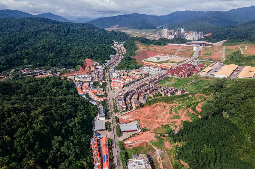磨憨口岸俯瞰，右前方高層白色建筑群為老撾境內(nèi)。人民網(wǎng)記者 符皓攝