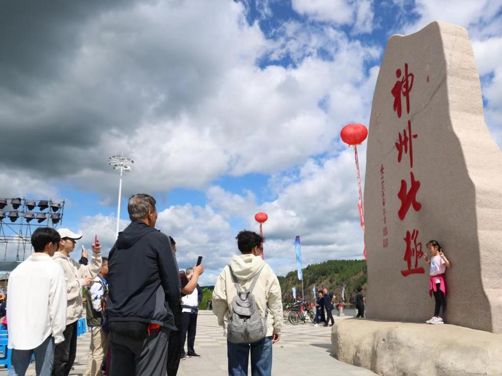 游客在漠河市地標(biāo)前打卡。新華社記者 徐凱鑫攝