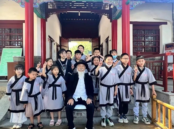 聽孔廟歷史見證人——白胡子爺爺講述臨沂城過去的故事。臨沂市博物館供圖
