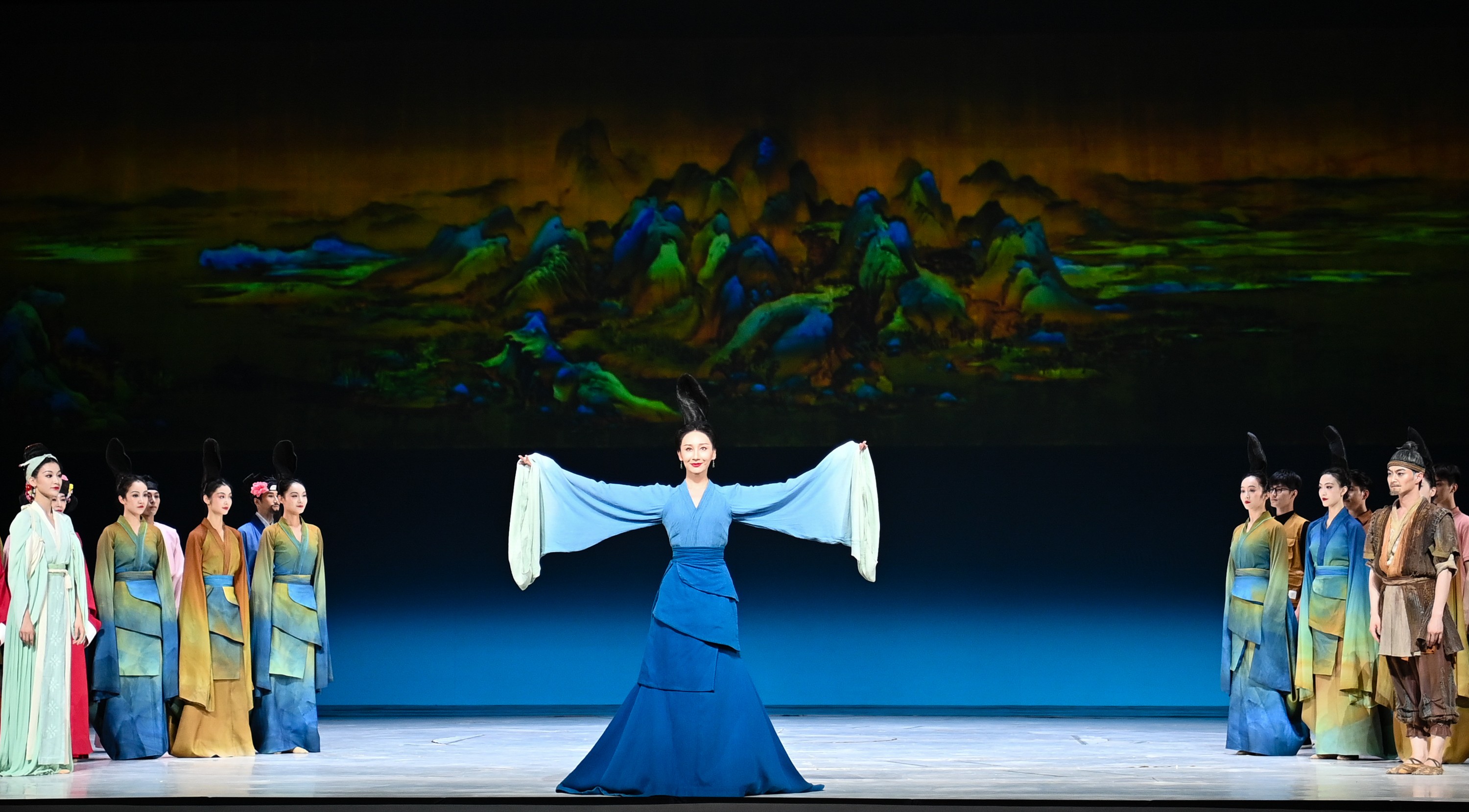 2023年7月20日，中國(guó)東方演藝集團(tuán)演員在烏魯木齊文化中心大劇院表演舞蹈詩劇《只此青綠》。新華社記者 李響 攝