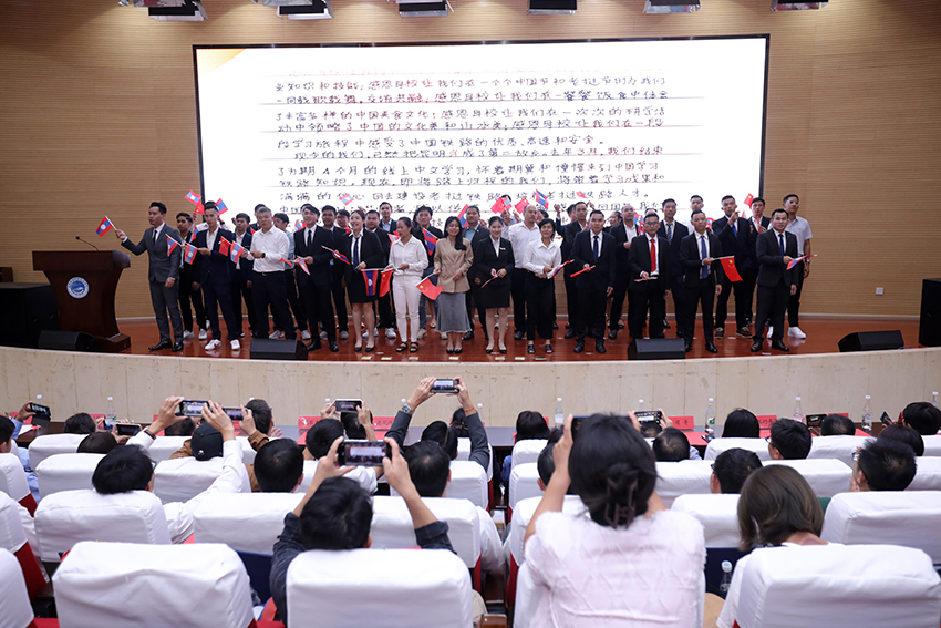 7月31日，昆明鐵道職業(yè)技術(shù)學(xué)院舉行援老撾鐵道職業(yè)技術(shù)學(xué)院項(xiàng)目教育能力建設(shè)教師培養(yǎng)班結(jié)業(yè)典禮。 昆明鐵道職業(yè)技術(shù)學(xué)院供圖