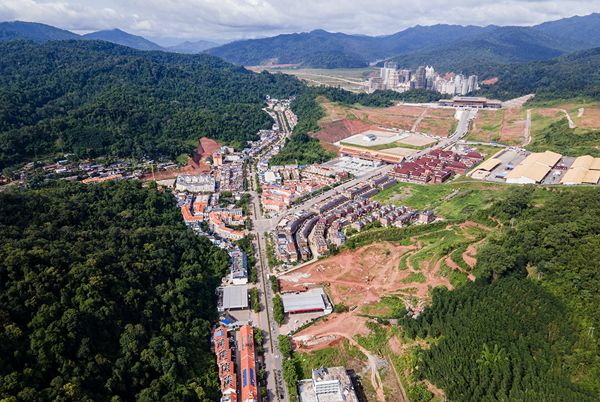 磨憨口岸俯瞰，右前方高層白色建筑群為老撾境內(nèi)。人民網(wǎng)記者 符皓攝