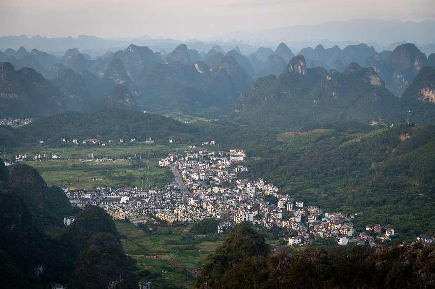 廣西層巒疊嶂，郁郁蔥蔥。 人民網(wǎng) 嚴(yán)立政攝
