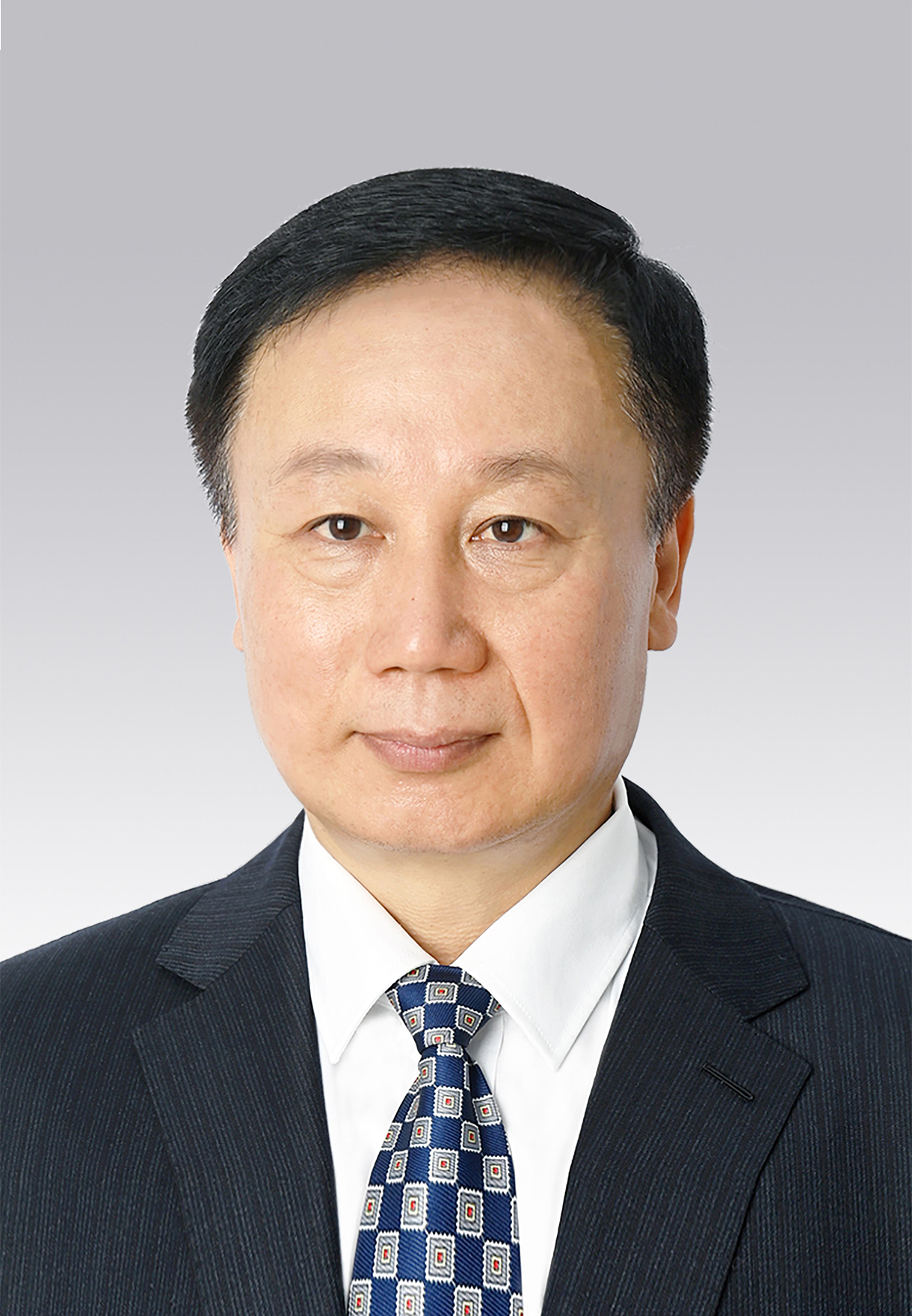 馬宏偉，男，滿族，1969年4月生，研究生學(xué)歷，中共黨員，現(xiàn)任人民日?qǐng)?bào)社副總編輯。